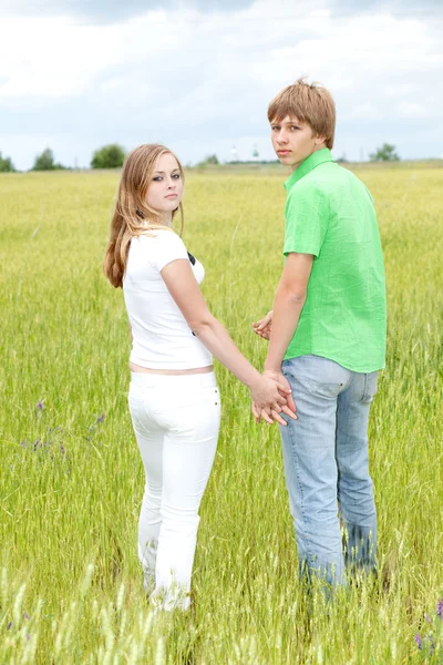 Det unga romantiska paret — Stockfoto
