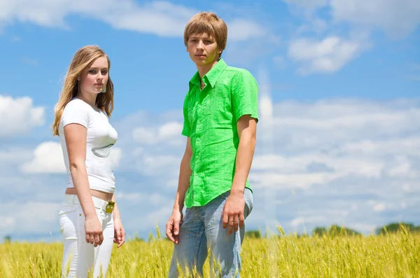 Teens in the field — Stock Photo, Image