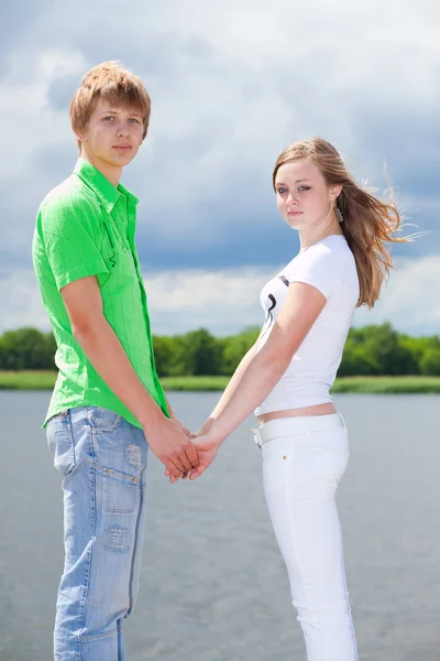 Teen boy and girl holding hands — Stock Photo, Image