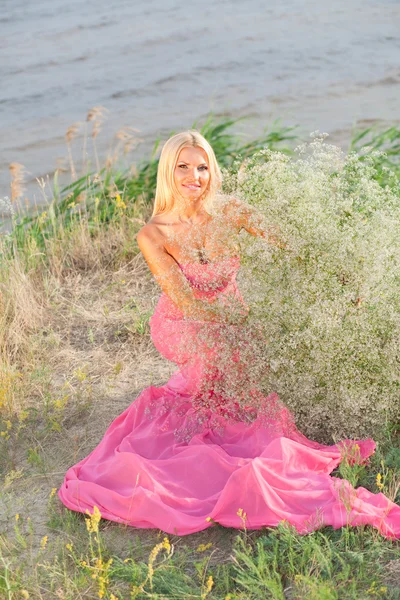 Beautiful girl in a long pink dress. — Stock Photo, Image