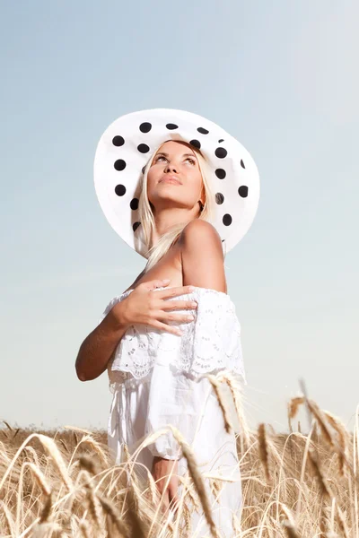 Sexy kobieta w kapeluszu na polu — Zdjęcie stockowe