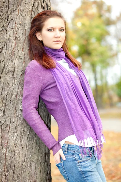 Portræt af ung kvinde i efterårsparken . - Stock-foto