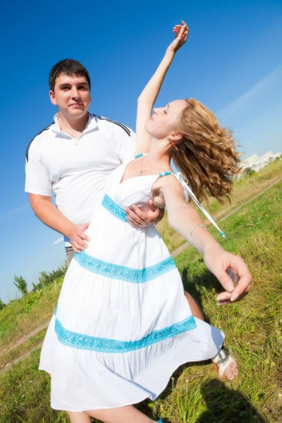 Casal dança ao ar livre — Fotografia de Stock