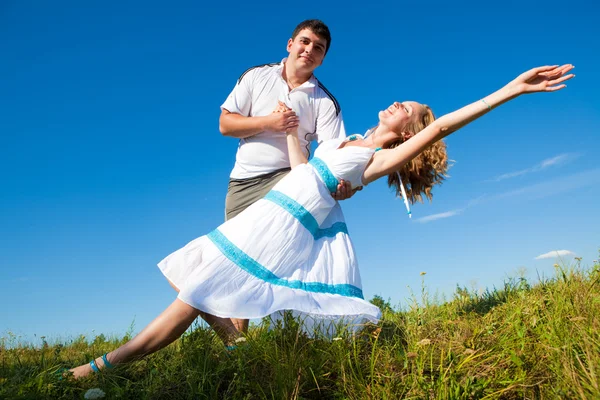 Cople dançando ao ar livre — Fotografia de Stock