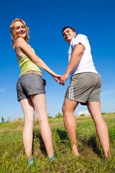 Couple go on the field — Stock Photo, Image