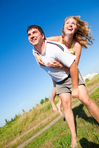 Casal brincando ao ar livre — Fotografia de Stock