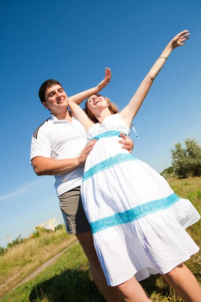 Пара обманює на відкритому повітрі Ліцензійні Стокові Фото
