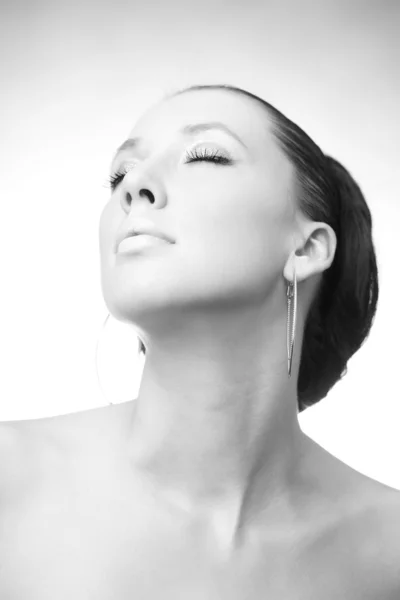 Fekete-fehér portré fiatal nőről. — Stock Fotó