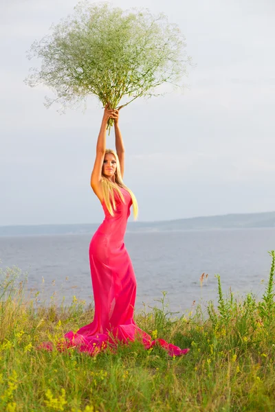 Hermosa chica en un vestido largo rosa . —  Fotos de Stock