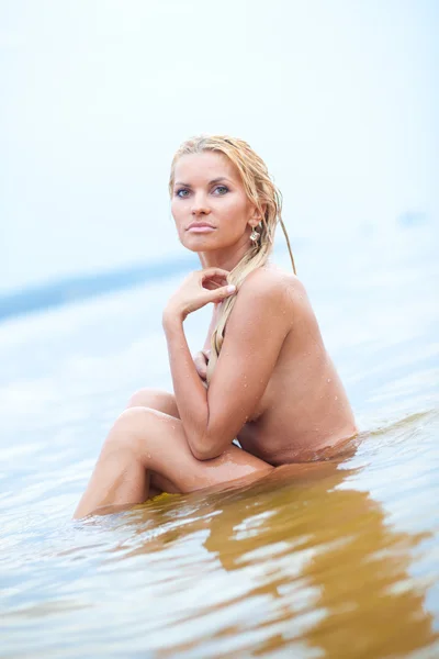 Mulher bonita na água — Fotografia de Stock