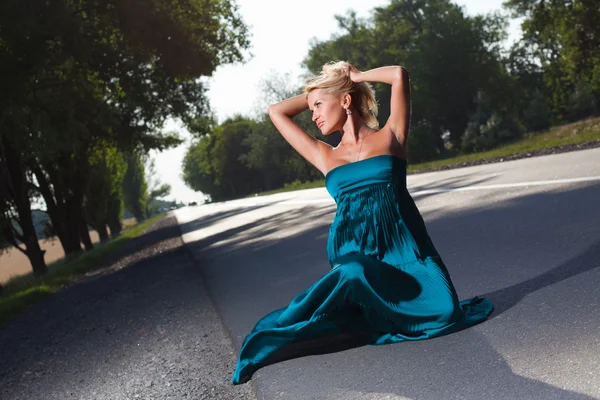 Krásná žena na silnici. — Stock fotografie