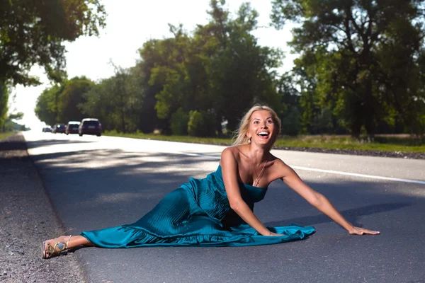 Emocionální dívka leží na silnici — Stock fotografie