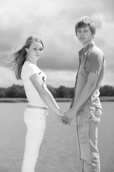 Adolescente chico y chica cogidos de la mano —  Fotos de Stock