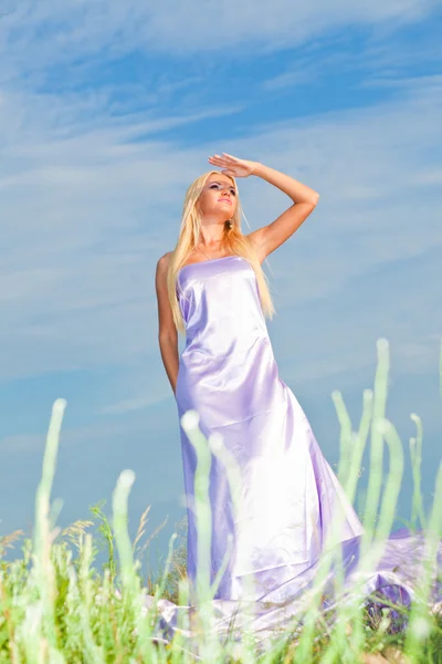 Vrouw in lange jurk — Stockfoto