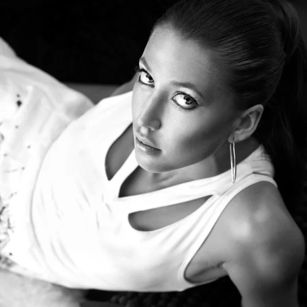 Ritratto in bianco e nero di giovane donna — Foto Stock