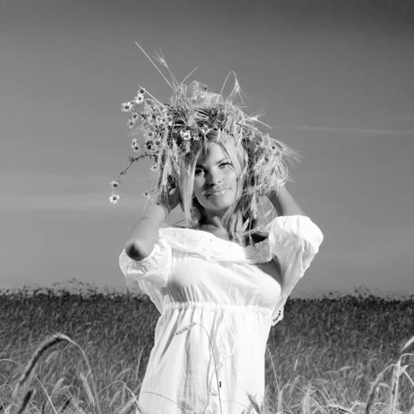 Czarno-biały portret dziewczyny — Zdjęcie stockowe