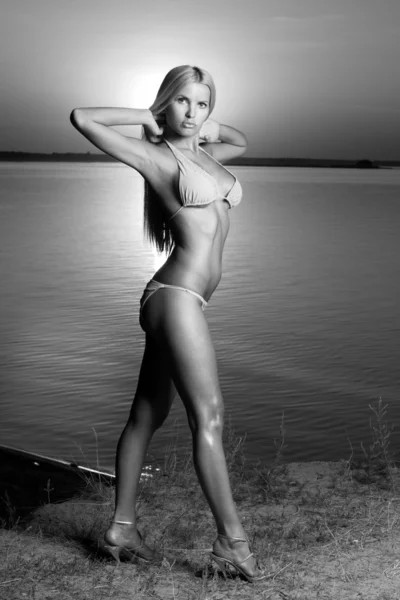 Bikini model. černá a bílá. — Stock fotografie