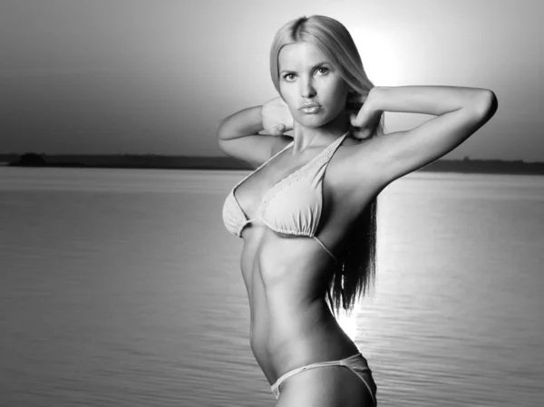 Sexig bikini modell. svart och vitt. — Stockfoto