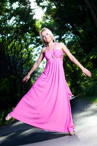 Vrouw in roze jurk — Stockfoto