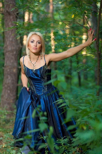 Mladá krásná žena v lese. — Stock fotografie