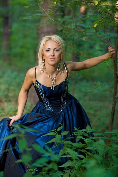Mladá krásná žena v lese. — Stock fotografie