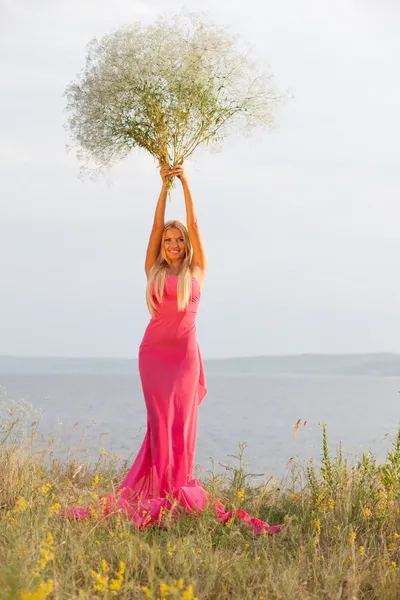 Красивая девушка в длинном розовом платье . — стоковое фото