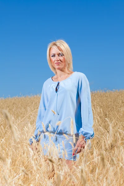 Woman portrait in the field — Stock Photo, Image