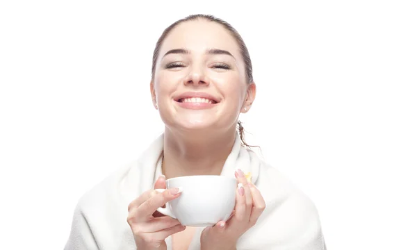 Bir fincan çayla bir kadın — Stok fotoğraf