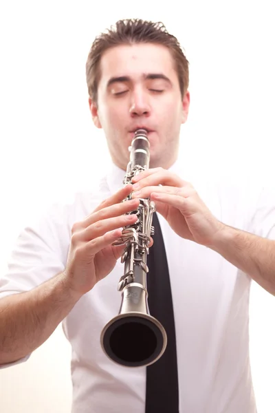 Человек играет на кларнете — стоковое фото
