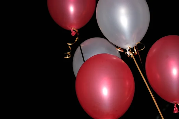 Luftballons auf schwarz — Stockfoto