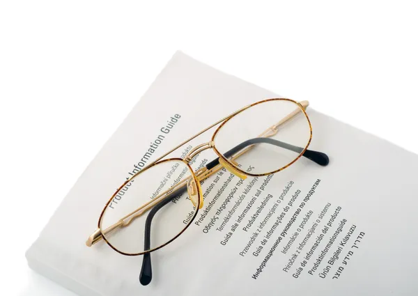 Kitapta gözlükler — Stok fotoğraf