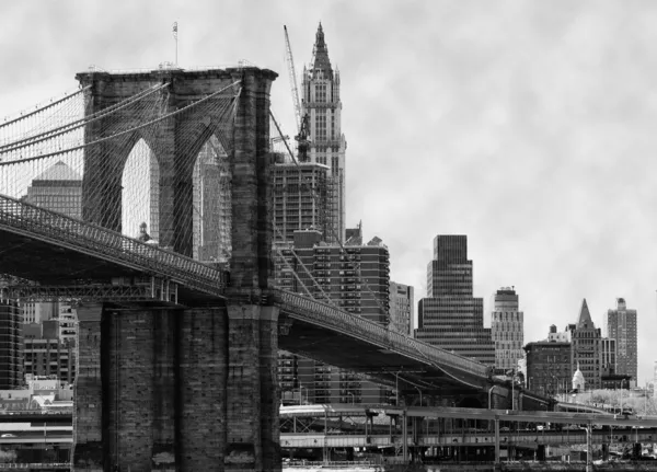 Puente de Brooklyn Nueva York y East River — Foto de Stock