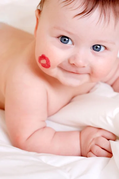 Bebê e beijo — Fotografia de Stock