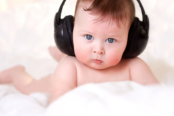 Baby och hörlurar — Stockfoto