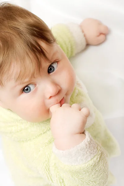 Bebé con dedo en la boca — Foto de Stock
