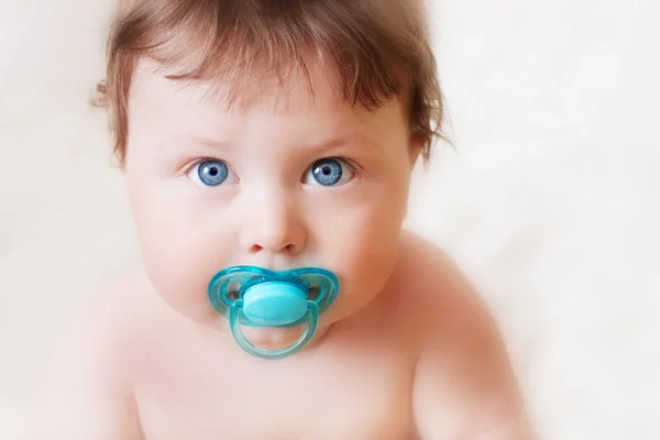 Retrato de bebê com chupeta — Fotografia de Stock