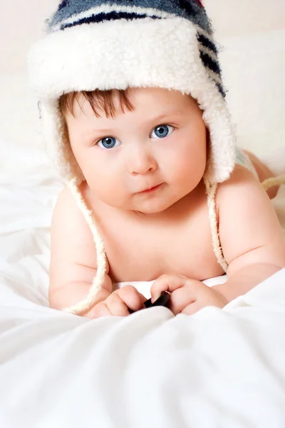 Дитина в хутряній шапці — стокове фото