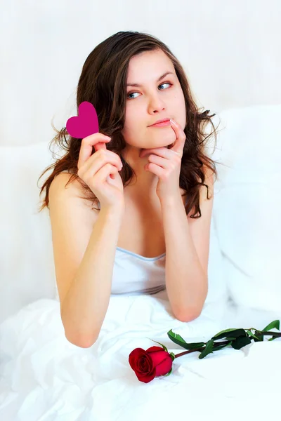 Chica en la cama con San Valentín — Foto de Stock