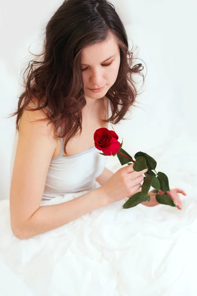 Dziewczyna w łóżku z różą — Zdjęcie stockowe