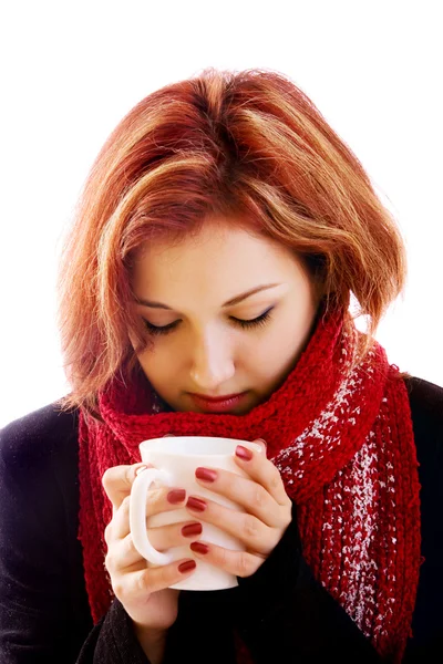 Девушка в зимней одежде с чашкой — стоковое фото