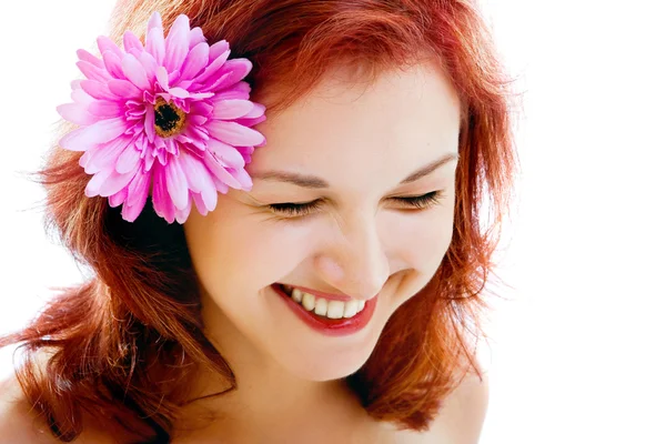 Flicka med blommor i håret — Stockfoto