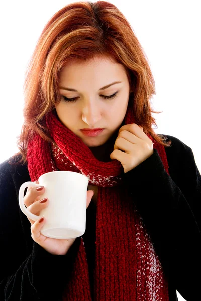 Девушка в зимней одежде с чашкой — стоковое фото