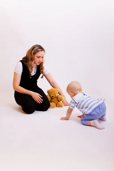 Mother plays with baby — Stock Photo, Image