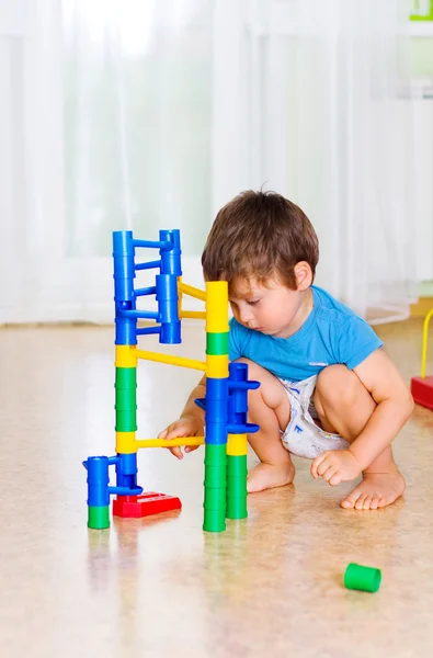 Çocuk oyun ile toys — Stok fotoğraf