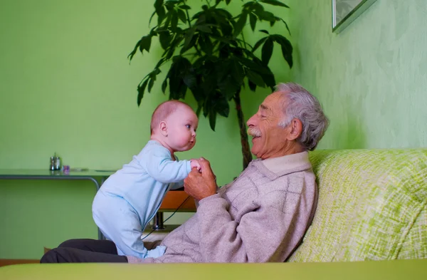 Copil cu bunicul — Fotografie, imagine de stoc
