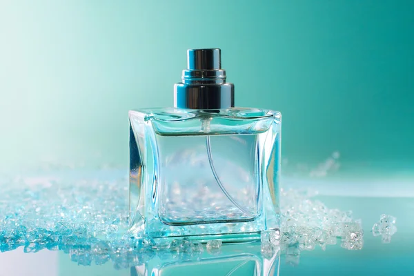 Parfümflasche mit Kristallen — Stockfoto