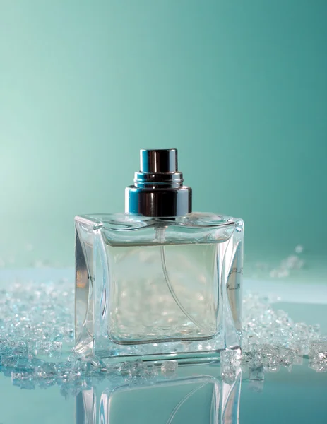 Frasco de perfume com cristais — Fotografia de Stock