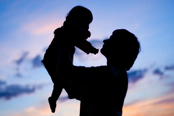 Silueta padre con hijo — Foto de Stock
