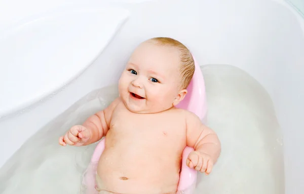 Criança no banho — Fotografia de Stock