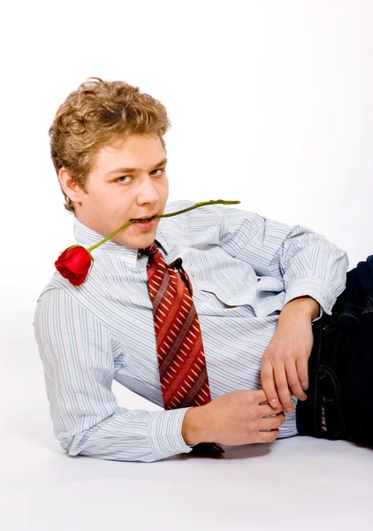 Νεαρός άνδρας με τριαντάφυλλο στα δόντια — Φωτογραφία Αρχείου